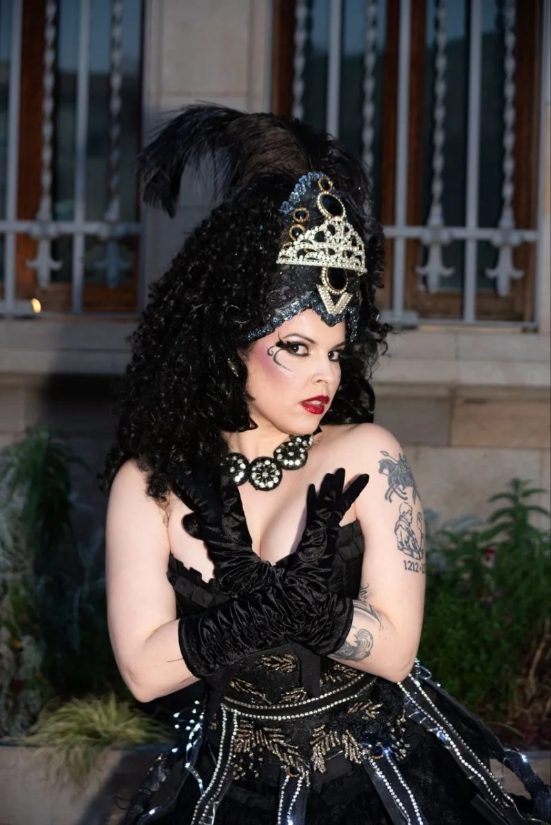 Thanya Santos en costume de scène